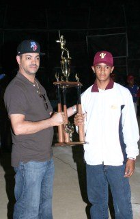 Robin Lantigua presidente del beisbol mocano premia a Kelver Ruiz (Venezuela) líder de bateo con 615